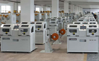 平行对高速线动力牵引吐带式包带机